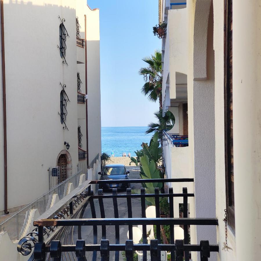 Appartamento I Puritani On The Beach Giardini-Naxos Exterior foto